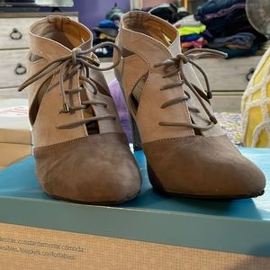 Cushion Walk by Avon, size 10, 3 in heel, suede slightly worn.